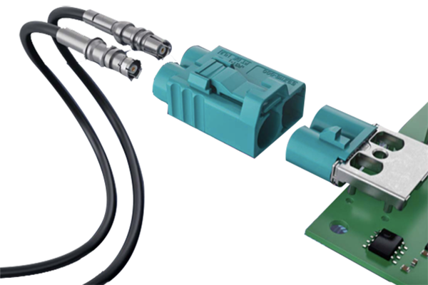 汽車(chē)射頻線(xiàn)束是指用于傳輸無(wú)線(xiàn)電信號(hào)的電線(xiàn)束，通常位于汽車(chē)內(nèi)部。它通常由多根電線(xiàn)組成，包括信號(hào)線(xiàn)、電源線(xiàn)和地線(xiàn)等。這些電線(xiàn)通過(guò)一定的結(jié)構(gòu)形式將它們組織在一起，以便更好地傳輸信號(hào)和減少干擾。