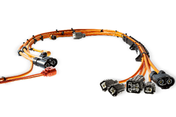 新能源高壓線(xiàn)束是指用于傳輸高壓電力和信號(hào)的電線(xiàn)束，通常用于電動(dòng)汽車(chē)、混合動(dòng)力汽車(chē)和其他新能源設(shè)備中。與傳統(tǒng)汽車(chē)相比，新能源車(chē)輛使用更高電壓的電力系統(tǒng)，因此需要使用高壓線(xiàn)束來(lái)傳輸電能。